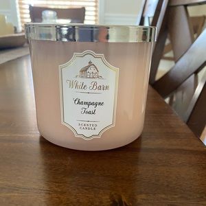 Bath & Body Works 3 wick white Barn candle